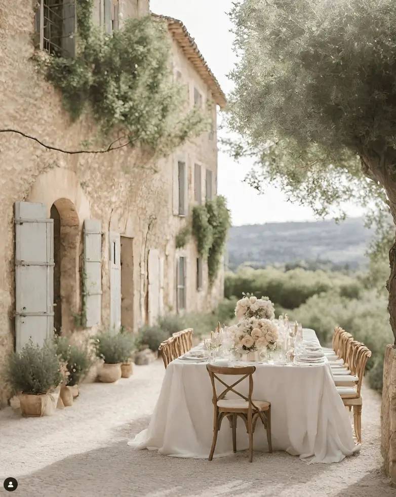 Une table décorée, devant un paysage pittoresque de Provence.
